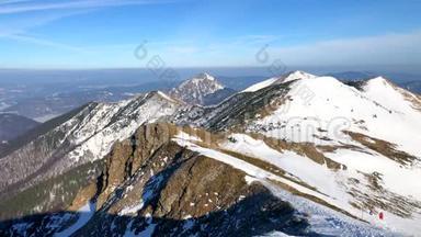 冬季的山景在阳光明媚的一天，山谷中有雾，靠近Chleb山，SnilovskeSedlo，马拉法特拉